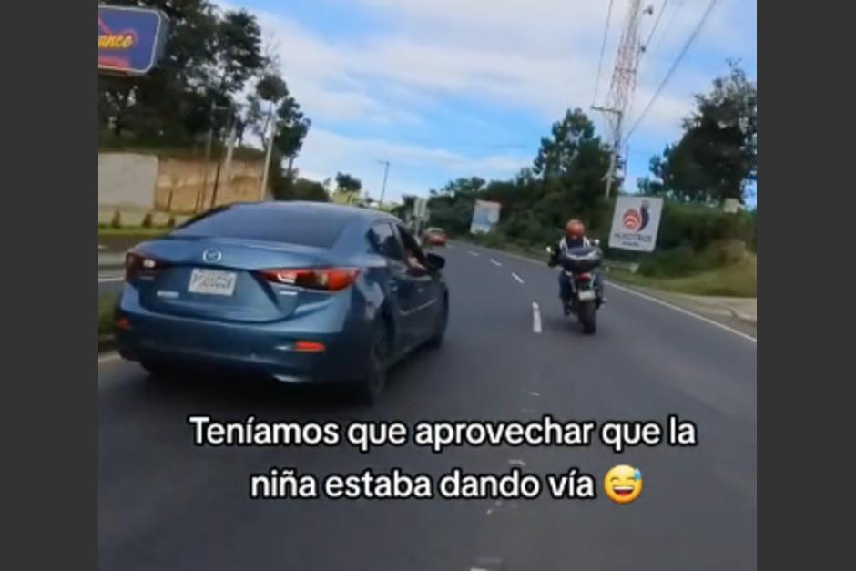 Una niña llamó la atención de conductores por su gesto "dando vía" en pleno tránsito. (Foto: captura de video)
