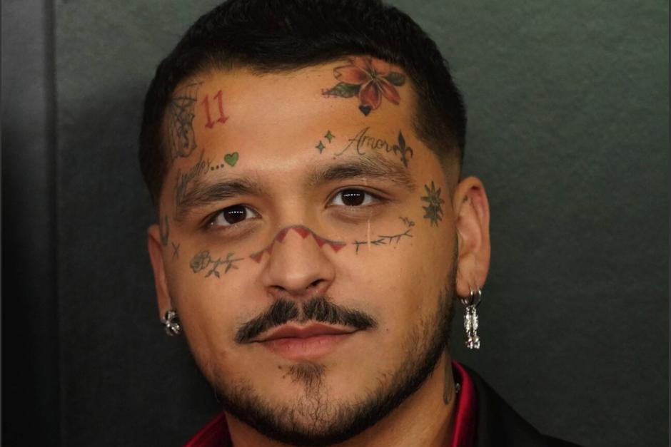 Christian Nodal ya comenzó a eliminarse los tatuajes de su rostro para que su hija lo pueda conocer bien. (Foto:&nbsp;crystalstereo)