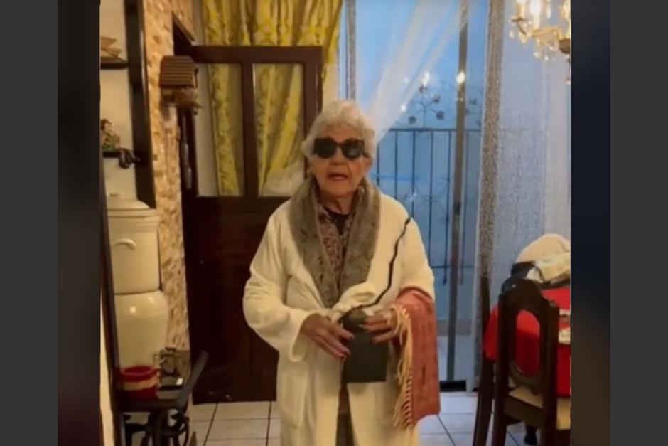 Doña Olga, es una abuelita guatemalteca que conquista las redes sociales por sus divertidos videos en TikTok. (Foto: captura de pantalla)&nbsp;