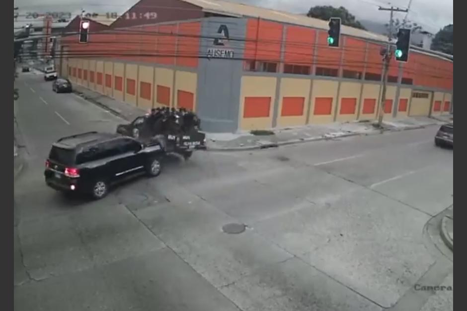 Varios policías salieron disparados de la palangana de una patrulla, luego de que esta se pasó un semáforo en rojo en una calle de Honduras. (Foto: captura de pantalla)&nbsp;