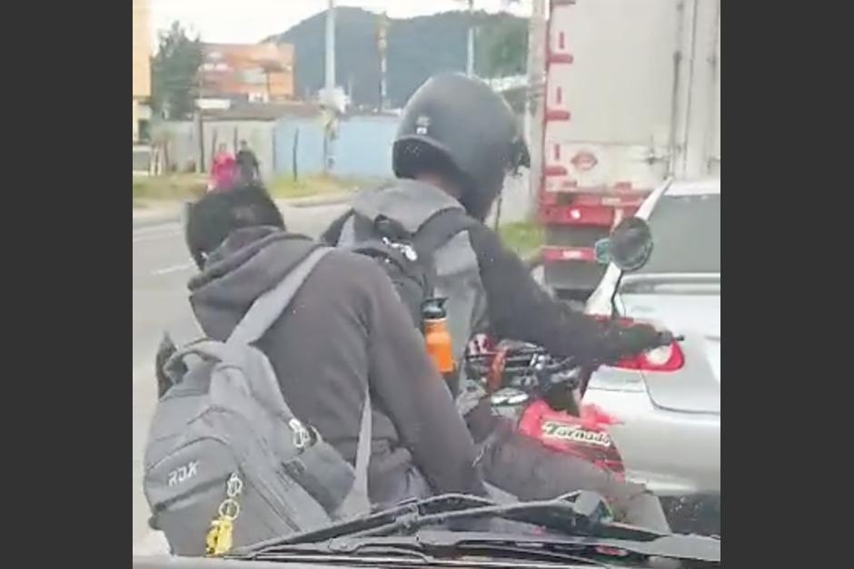 Un hombre que viajaba como acompañante en motocicleta, estuvo a punto de caer en varias ocasiones. (Foto: captura de video)
