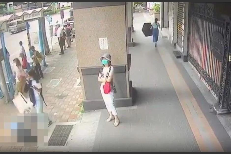 La joven esperaba en la parada de bus cuando ocurrió la tragedia. (Foto: captura de video)