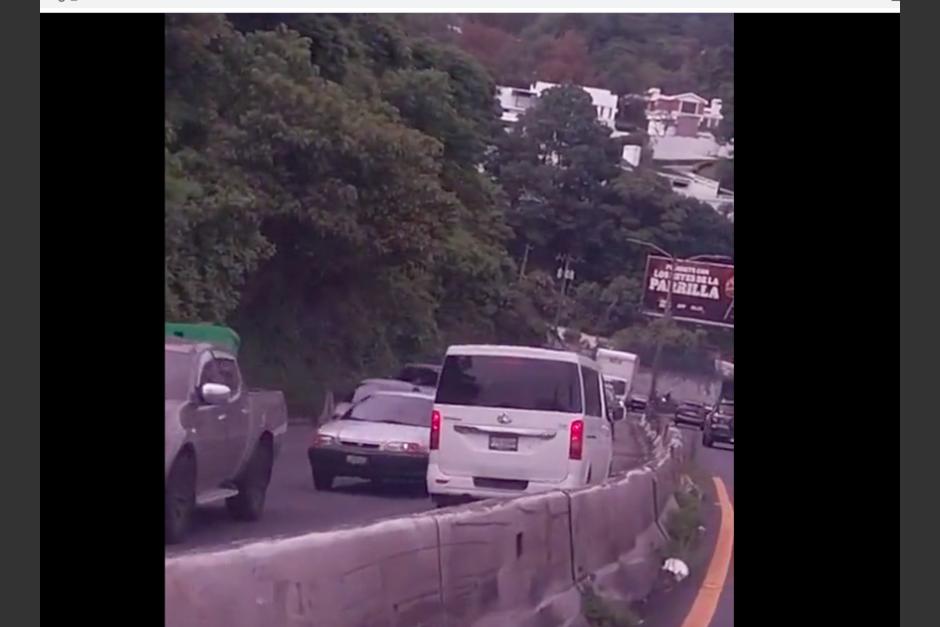 Un carro circuló contra la vía en un sector de carretera a El Salvador. El auto fue forzado a retornar. (Foto: captura de pantalla)&nbsp;