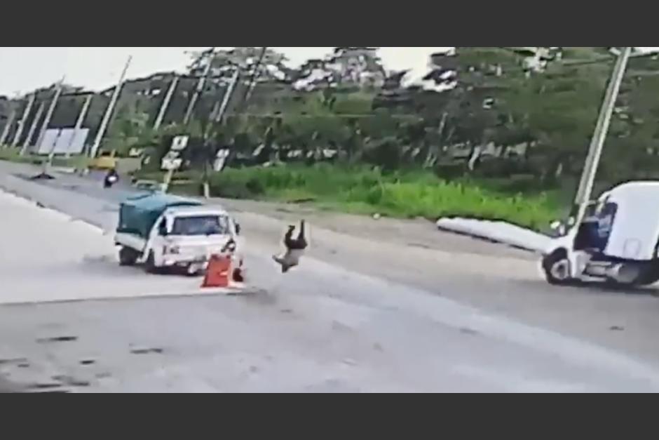 Un motorista salió expulsado tras colisionar de frente con un camión en una carretera en Puerto Barrios. (Foto: captura de video)