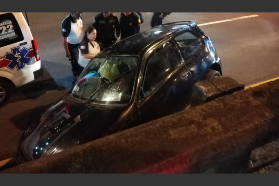 Un hombre que viajaba con su familia en sobre el Anillo Periférico falleció en el interior de su vehículo tras sufrir una emboscada. (Foto: Bomberos Voluntarios)