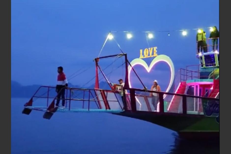 Como el "barco del amor" llaman a esta atracción acuática en Sololá. (Foto: captura de video)