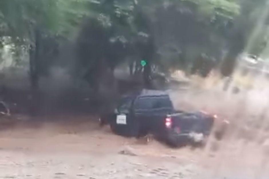 Un video dejó ver el momento en el que un picop fue arrastrado por una correntada de agua en un sector de Chiquimula. (Foto: captura de pantalla)&nbsp;