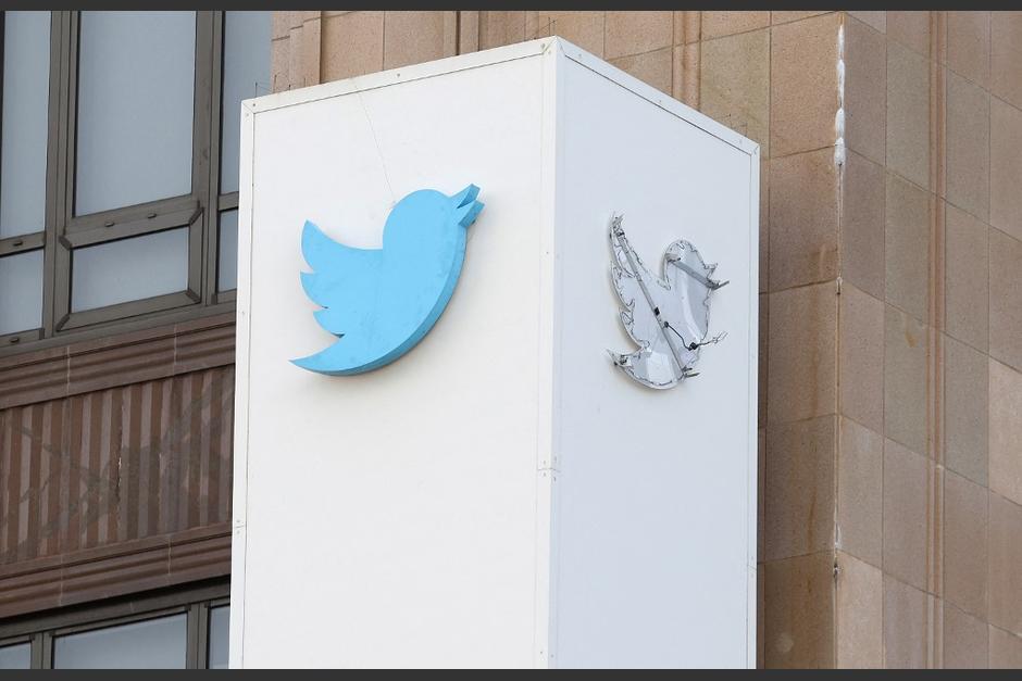 Ya se está retirando el logo viejo de Twitter en la sede central de X, en San Francisco, California. (Foto: AFP)