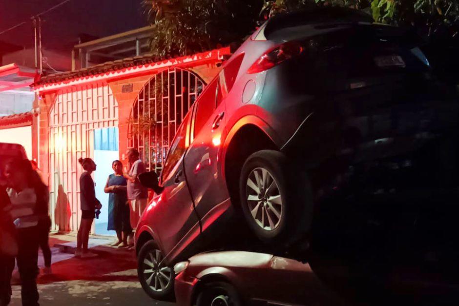 Un insólito accidente ocurrió en un residencial de Villa Nueva y se hizo viral en redes sociales. (Foto: redes sociales)&nbsp;