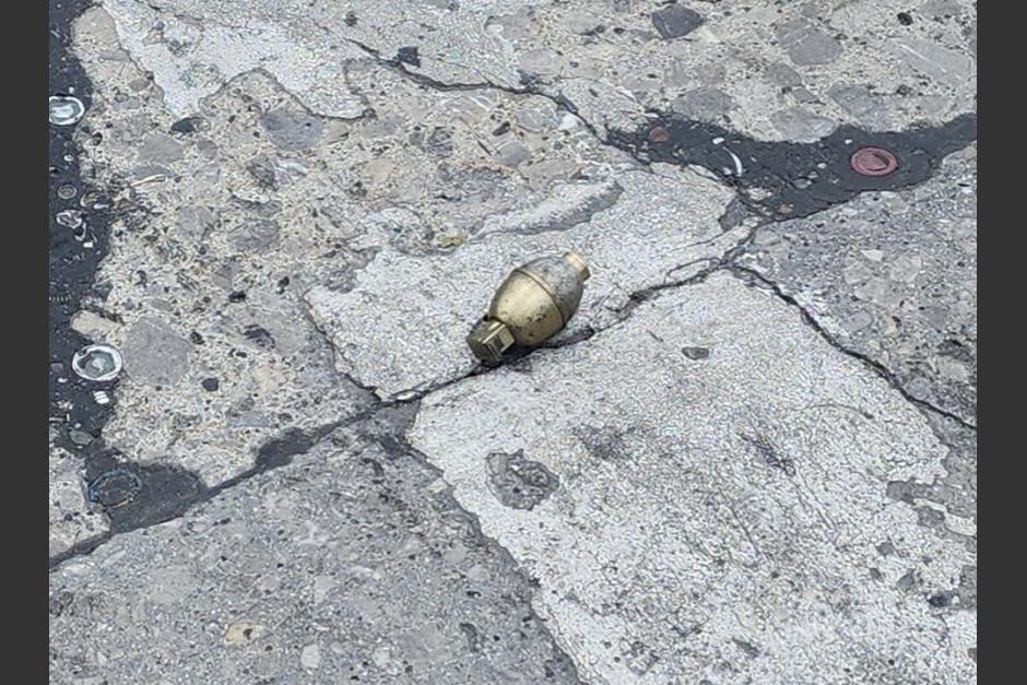 El supuesto explosivo que fue lanzado en la avenida Elena, zona 3 de la Ciudad de Guatemala. (Foto: PNC)