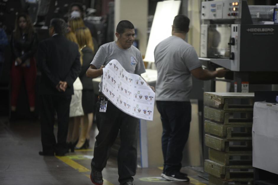 Autoridades del TSE supervisa inicio de impresión de papeletas que se usarán en segunda ronda de votaciones. (Foto: Wilder López)