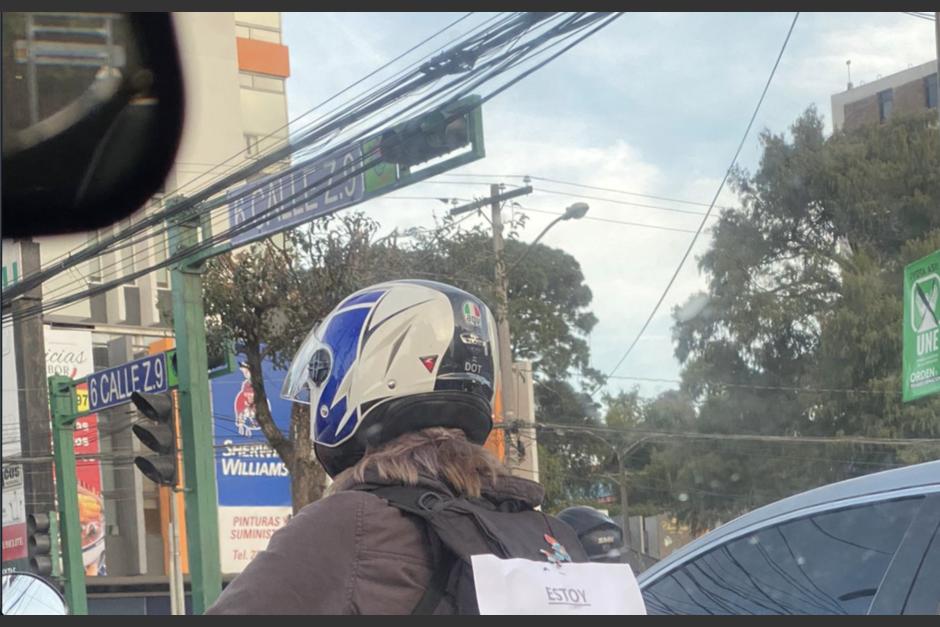 Una motorista acaparó las miradas en el tránsito de zona 9 por un llamativo mensaje. (Foto: cortesía/Soy502)&nbsp;