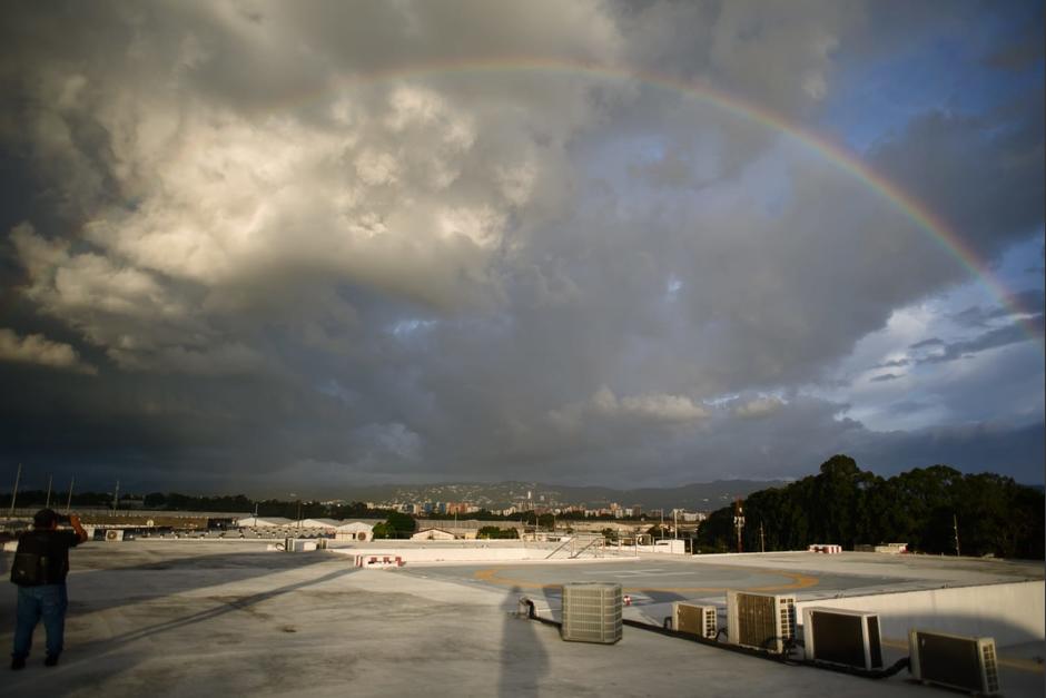 Captan un colorido arcoíris la tarde de este viernes 28 de julio, en la Ciudad de Guatemala. (Foto: Wilder López/Soy502)