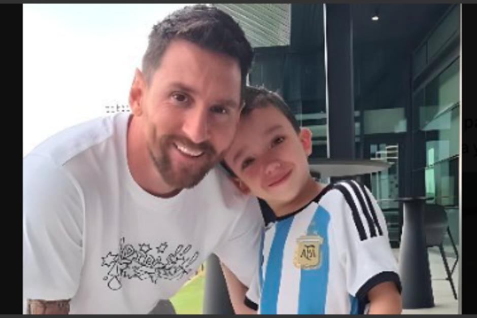 Leo Messi, y el pequeño Manu de Bariloche. (Foto: @GastonEdul)