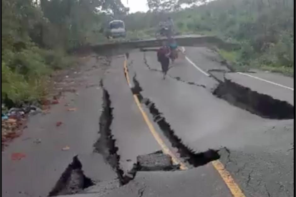 Las lluvias provocaron serios daños a la carretera. (Foto: captura de video)