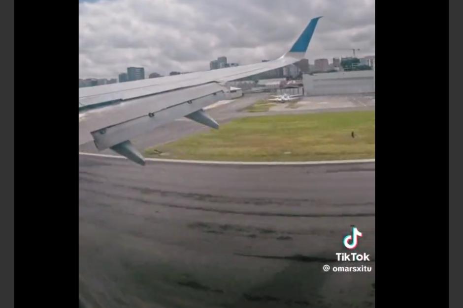 Un pasajero captó el momento en el que un avión presentó inconvenientes al momento de aterrizar en el Aeropuerto Internacional La Aurora. (Foto: captura de pantalla)&nbsp;