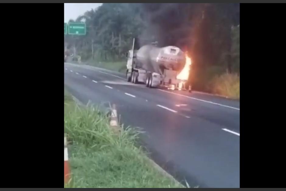 Camión de cisterna se incendió en la autopista Palín-Escuintla. (Foto: captura de pantalla)&nbsp;
