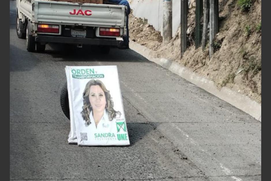 La pancarta de un partido político que fue utilizada para alertar de un vehículo varado se ha viralizado. (Foto: redes sociales)&nbsp;