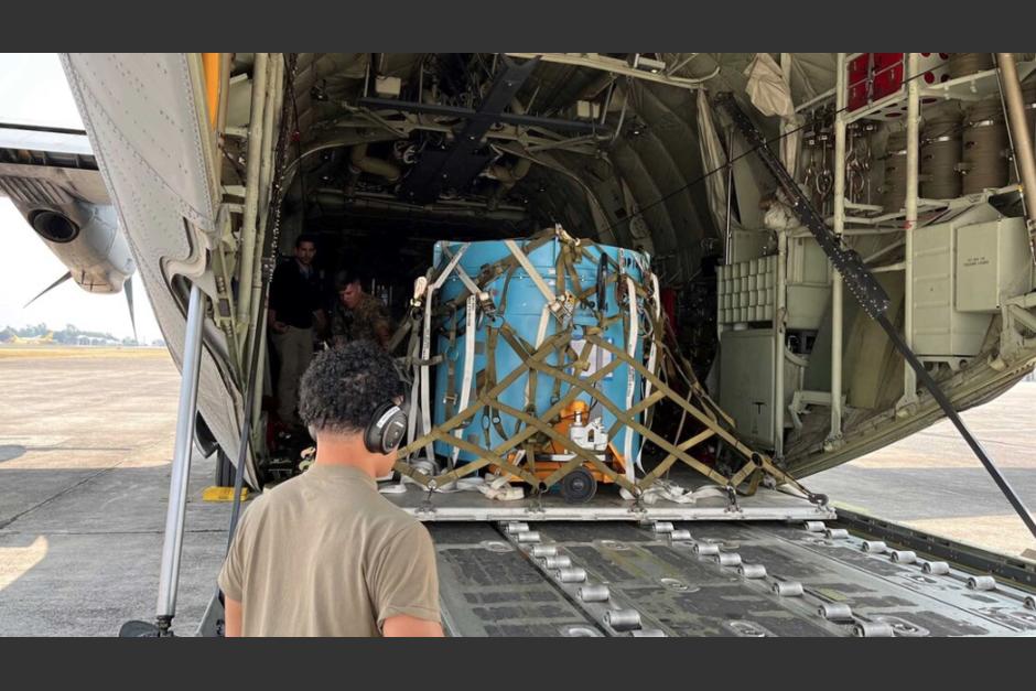 La tripulación del C-130 de la Fuerza Aérea de EE. UU. carga el material radioactivo ubicado en Guatemala. (Foto:&nbsp;Andrea Chaney/U.S. Southern Command)