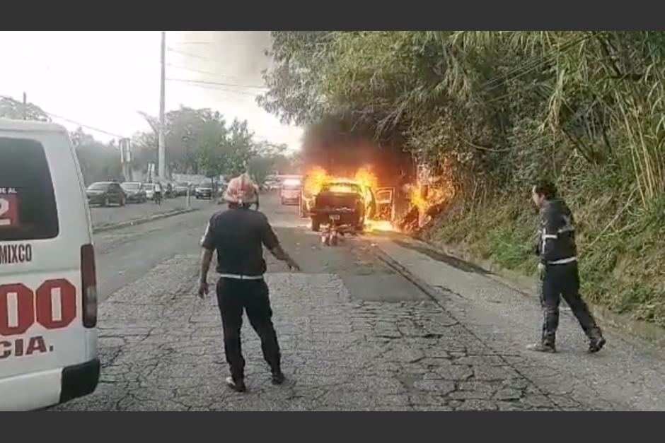 Un vehículo se incendio en la salida de la Villa Deportiva en Ciudad San Cristóbal y paralizó el tránsito. (Foto: captura de video)