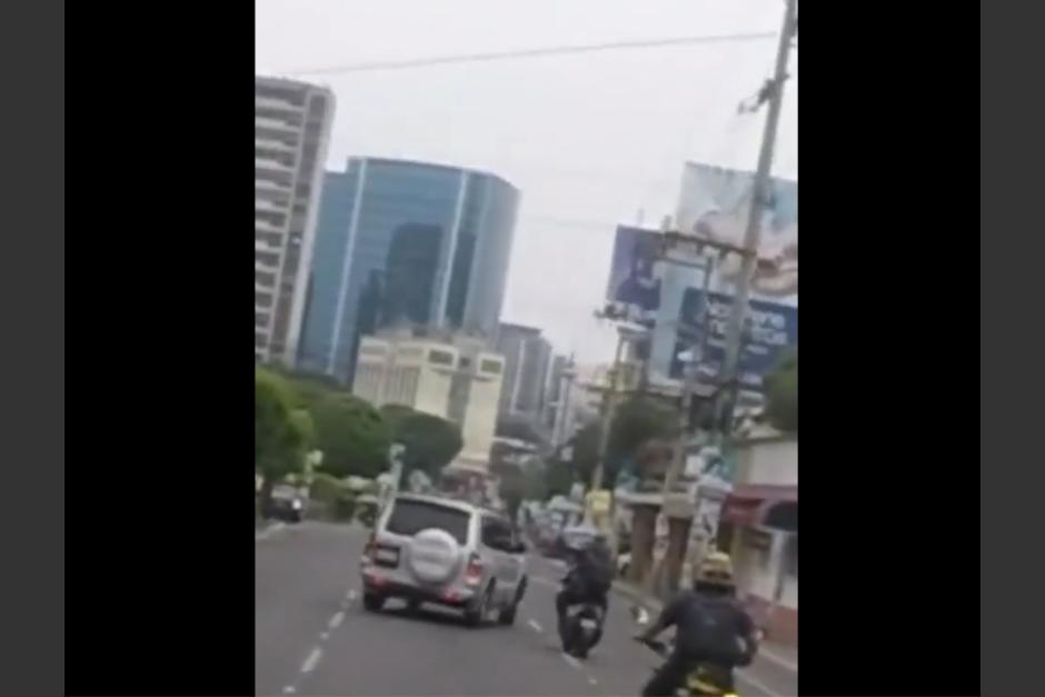 La imprudencia ente un conductor y un motorista quedó captada en video. (Foto: captura de pantalla)&nbsp;