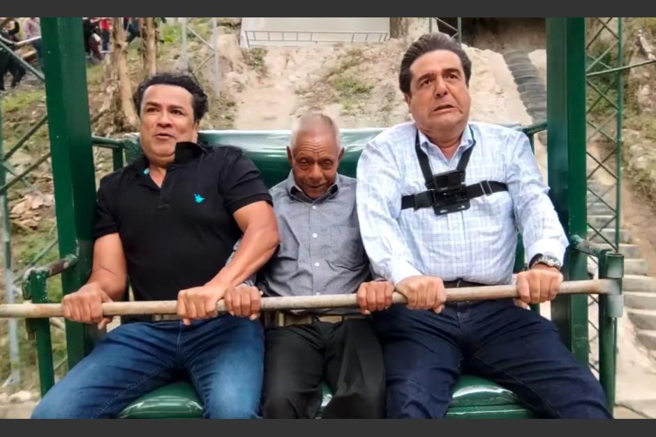 El excandidato presidencial, Carlos Pineda, se subió al famoso columpio gigante en Chiquimula. (Foto: captura de video)