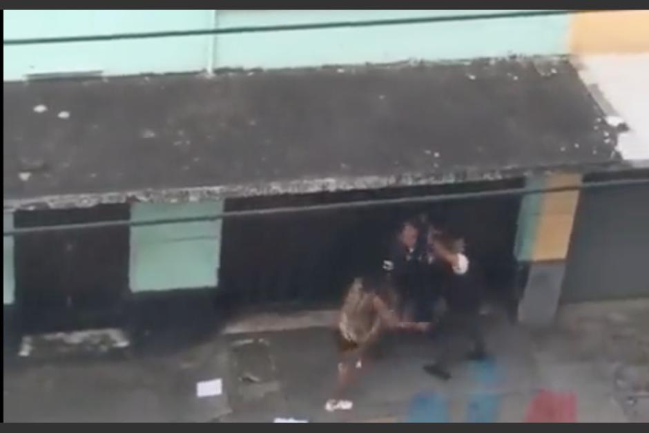 Usuarios de redes sociales identifican a delincuentes que asaltaron y golpearon a un peatón en la zona 1 capitalina. (Foto: captura de video)