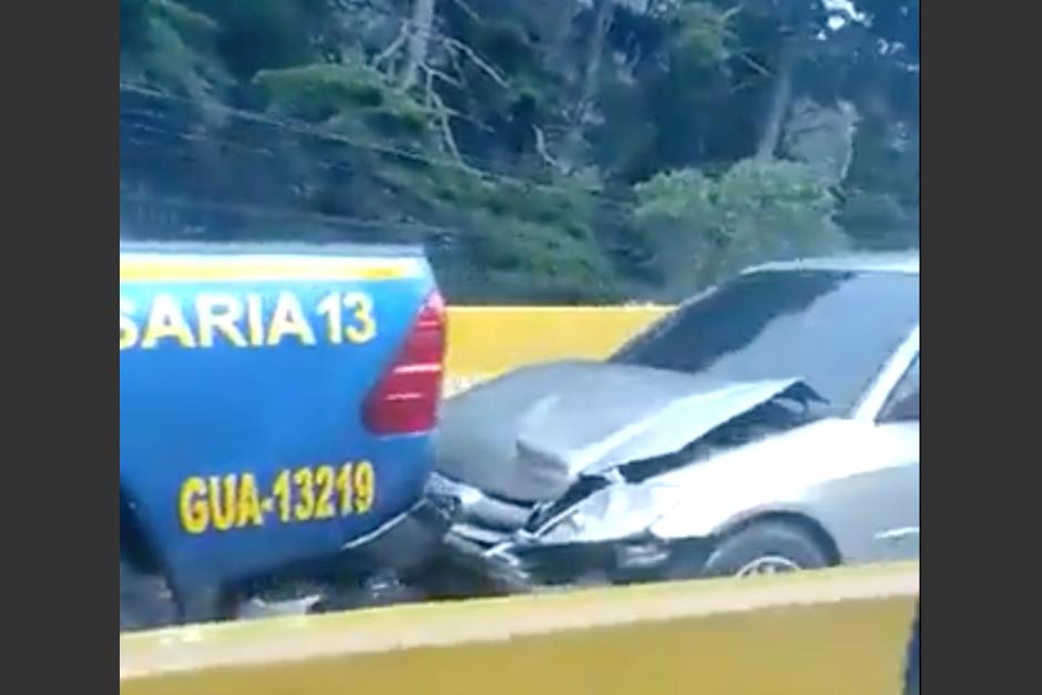 Patrulla de la PNC y otros dos vehículos colisionan en el puente Santa Rosalía, en ruta a El Salvador. (Foto: captura de video)