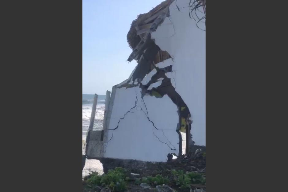 La estructura de un shalet en Sipacate, Escuintla fue destruida por las olas. (Foto: Captura de video)