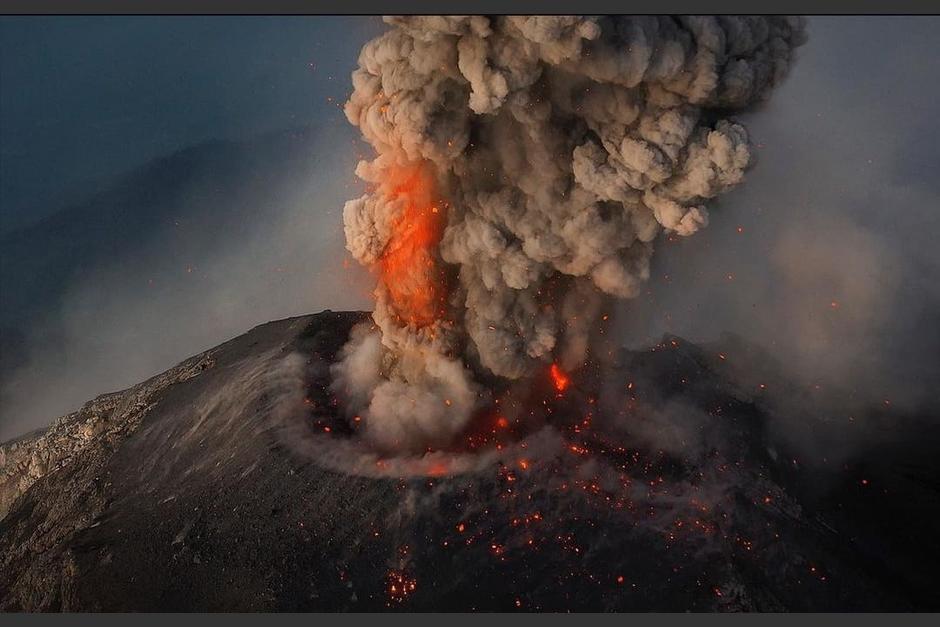 El fotógrafo guatemalteco captó el momento exacto en que el volcán de Fuego hizo erupción. (Foto: Diego Rizzo/Instagram)