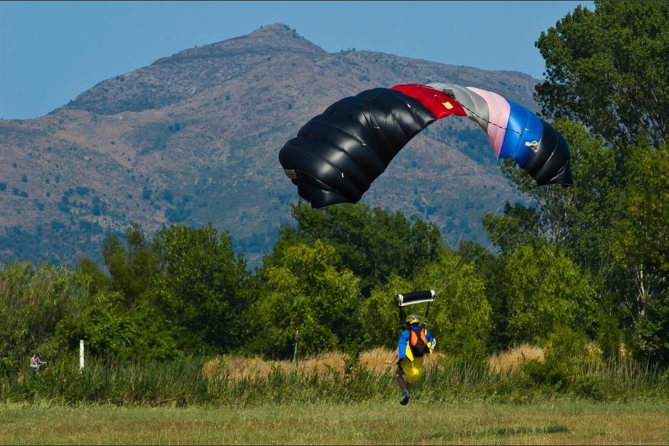 Un militar del Ejército sufrió un insólito accidente tras un mal aterrizaje luego de lanzarse de un paracaídas. (Foto ilustrativa: Shutterstock)&nbsp;