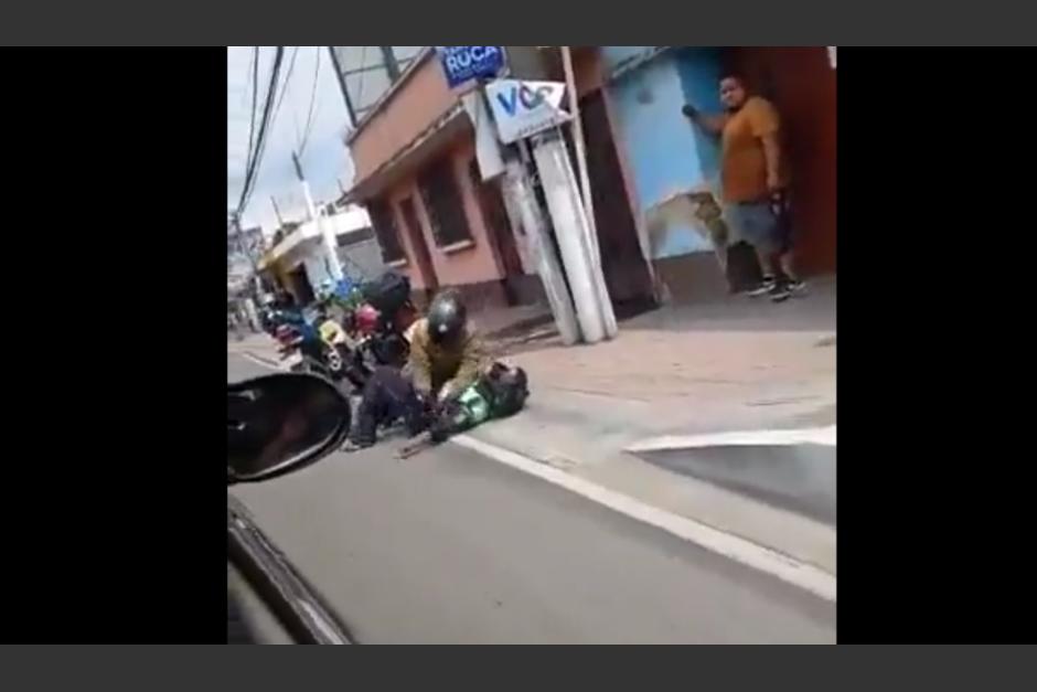 Un motorista agrediÃ³ fÃ­sicamente a un agente de la PMT de Villa Nueva y el hecho quedÃ³ registrado en video. (Foto: captura de pantalla)&nbsp;