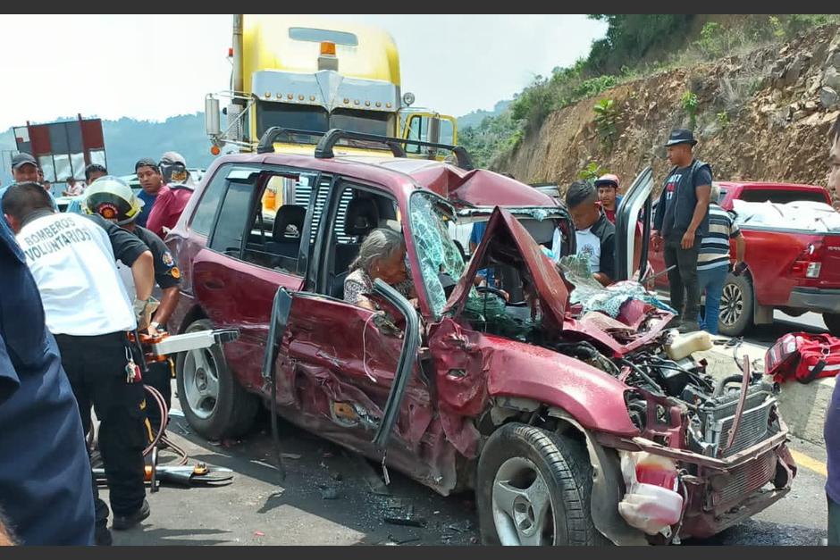 Así fue el angustioso rescate de las víctimas del accidente múltiple en el Libramiento Chimaltenango. (Foto: Bomberos Voluntarios)