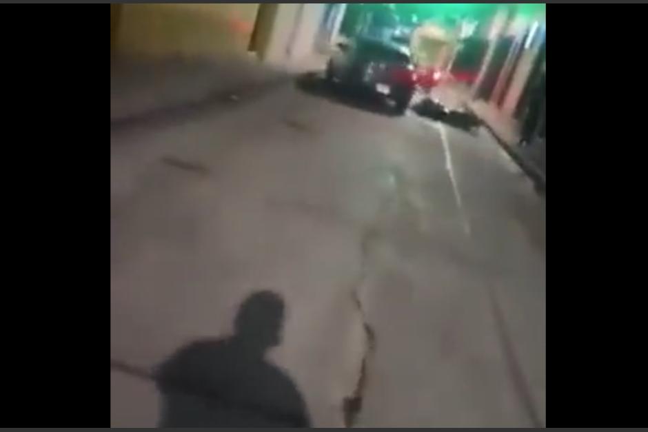 Un automovilista arrastró por varios metro una motocicleta frente a la mirada de su propietario. (Foto: captura de pantalla)&nbsp;