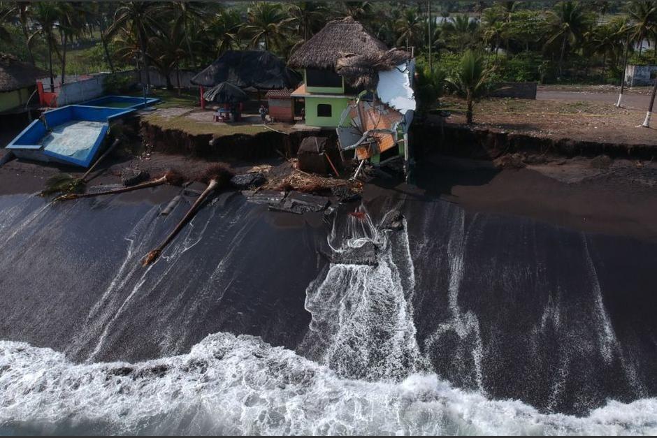 Un hotel resultó con graves daños y un chalet quedó destruido por la fuerza del mar en Sipacate, Escuintla. (Foto: Juan Carlos Pérez/Soy502)