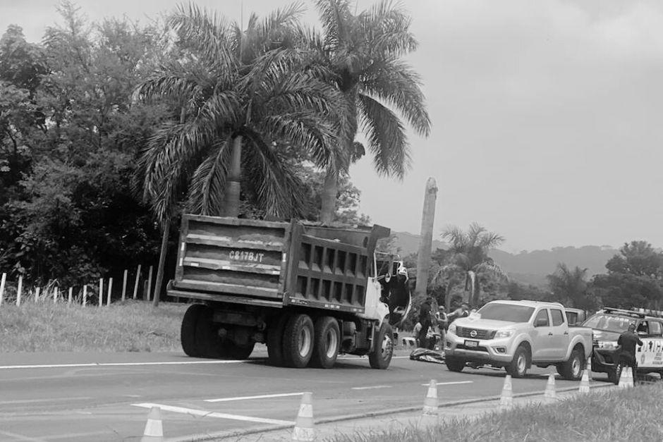Un hombre murió atropellado en la Autopista Palín-Escuintla. Varios autos no se percataron del incidente y le pasaron por encima. El paso está cerrado. (Foto: Cortesía)