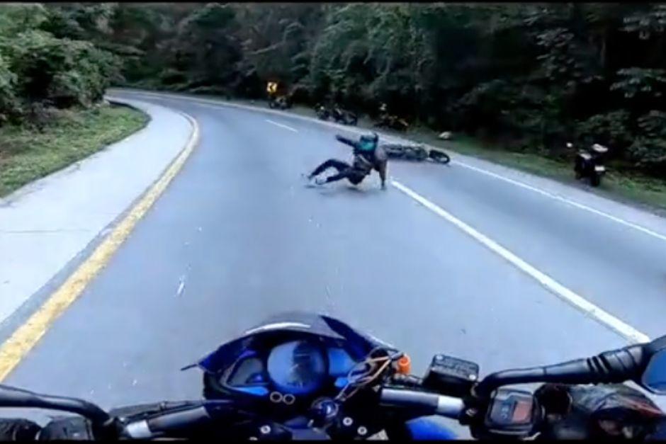 El accidente de un motorista quedó captado en video y se ha viralizado en redes sociales. (Foto: captura de pantalla)&nbsp;