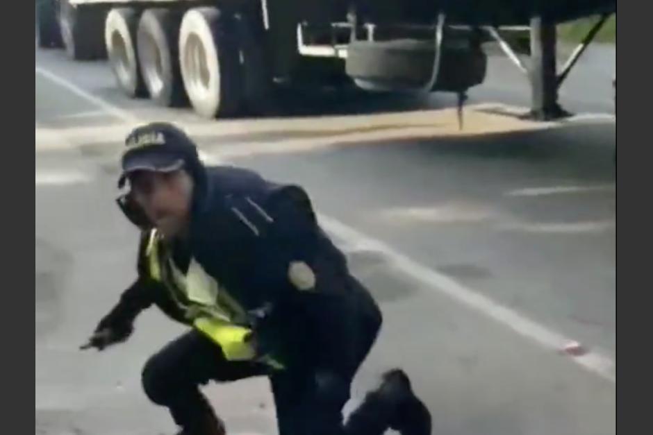 Las autoridades explicaron lo ocurrido con agentes de la PNC de tránsito que tuvieron que huir de una agresión. (Foto: captura de video)