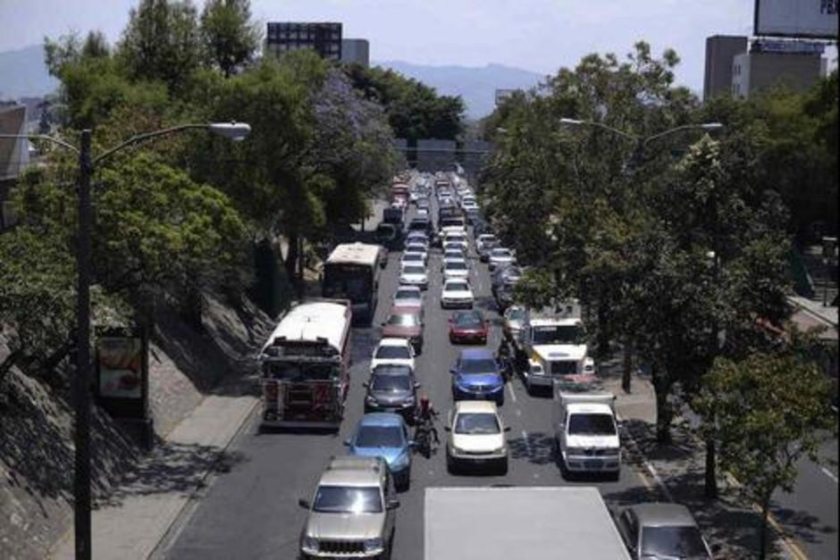 Una excursión escolar complica la movilidad vehicular en el bulevar Liberación. (Foto: Archivo/Soy502)&nbsp;