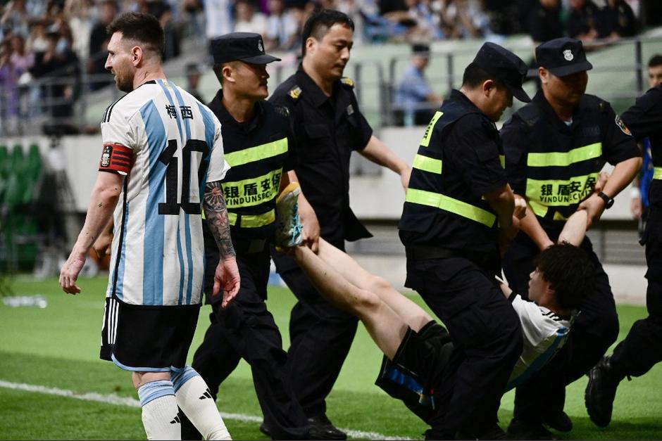 Leo Messi con su dorsal en chino durante el partido contra Australia. (Foto: AFP)