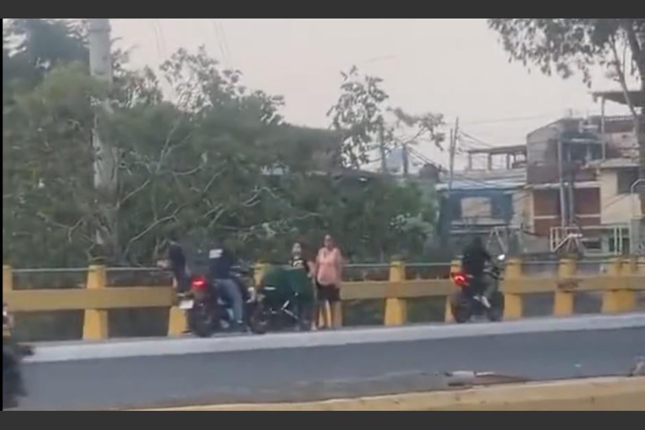 Captan imprudencia cometida por dos motoristas en cercanías al puente El Naranjo. (Foto: captura de video)