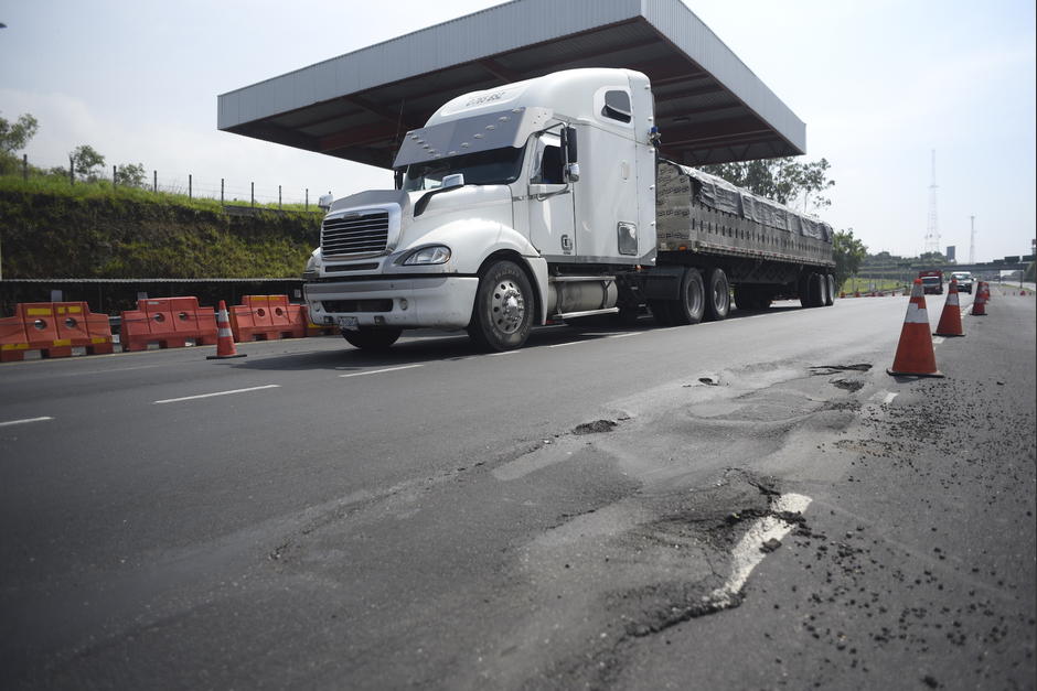 El peso ya comenzó a provocar hundimientos en la cinta asfáltica de la Autopista Palín-Escuintla. (Foto: Wilder López/Soy502)