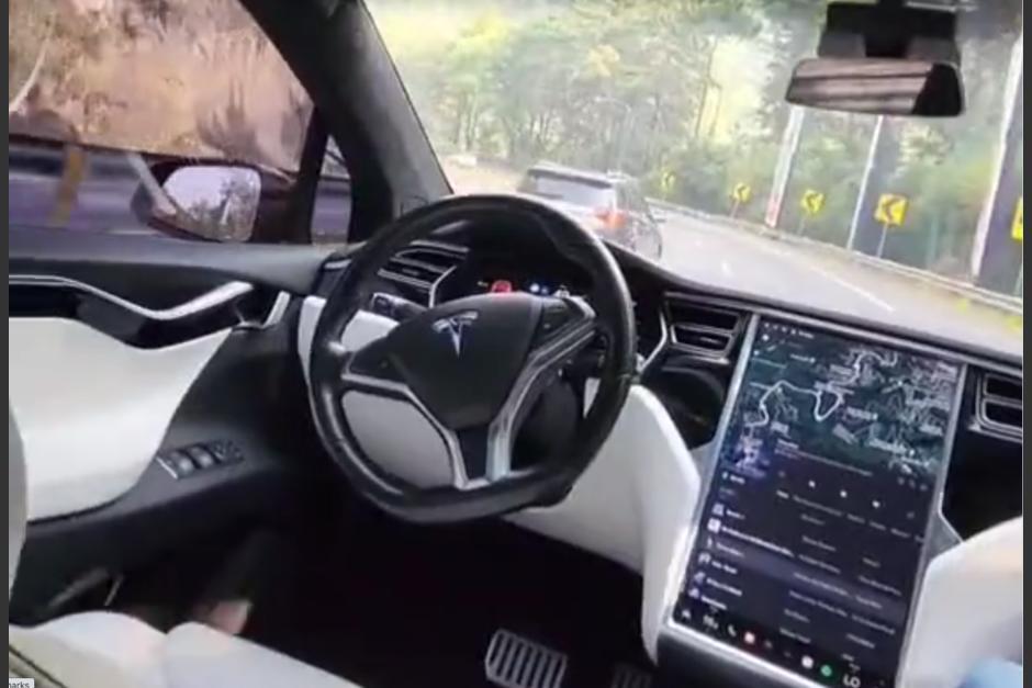 Un Tesla que muestra el "Autopilot" en Guatemala sorprendió en redes sociales. (Foto: captura de pantalla)&nbsp;