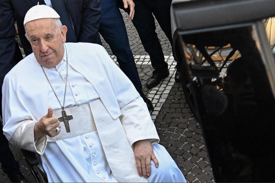 El papa Francisco, abandonó este viernes el hospital Gemelli de Roma. (Foto: AFP)
