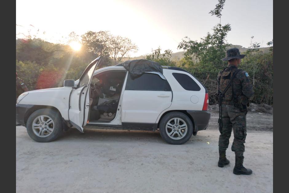 El carro fue abandonado al ver presencia militar. (Foto: Ejército de Guatemala)