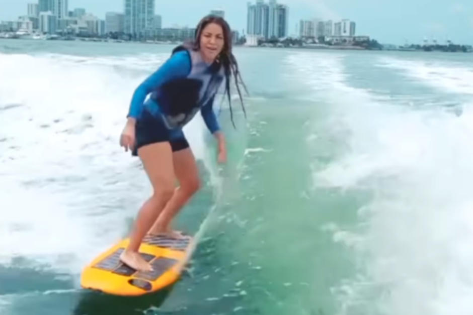 La colombiana dio un anuncio mientras surfeaba. (Foto: Shakira)
