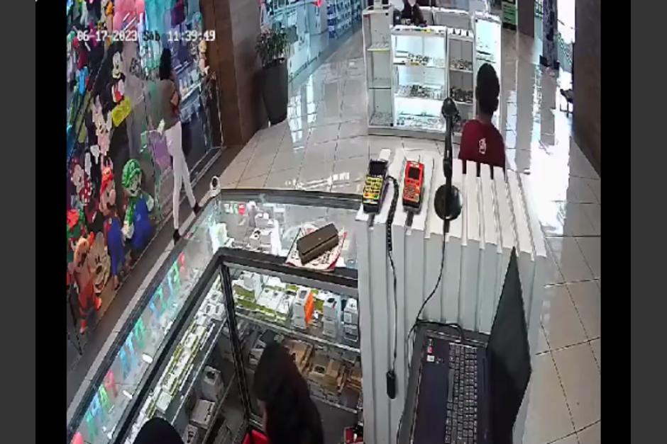 En video quedó grabado un robo en un centro comercial de Quetzaltenango. (Foto: captura de pantalla)