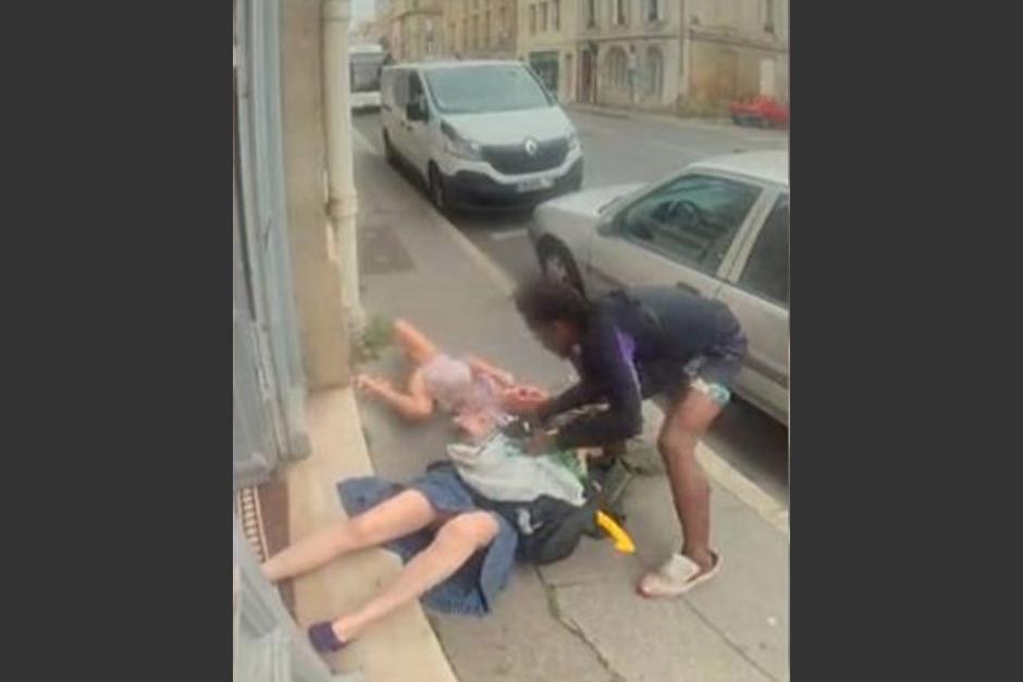 Una abuela y su nieta fueron despojadas de sus pertenencias tras ser atacadas por un hombre. (Foto: captura de video)