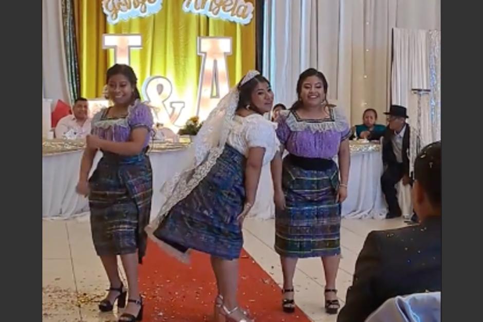 Las guatemaltecas sorprendieron con un baile especial para el novio en plena boda. (Foto: captura de video)