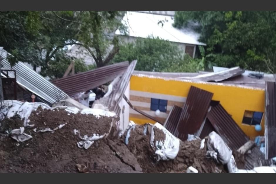 Un paredón colapsó y cayó sobre una vivienda ubicada en zona 16. (Foto: Bomberos Municipales)